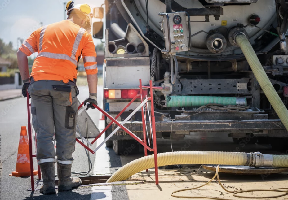Camion de curage utilisé pour des travaux assainissement 91 sur un réseau d’égouts en Essonne