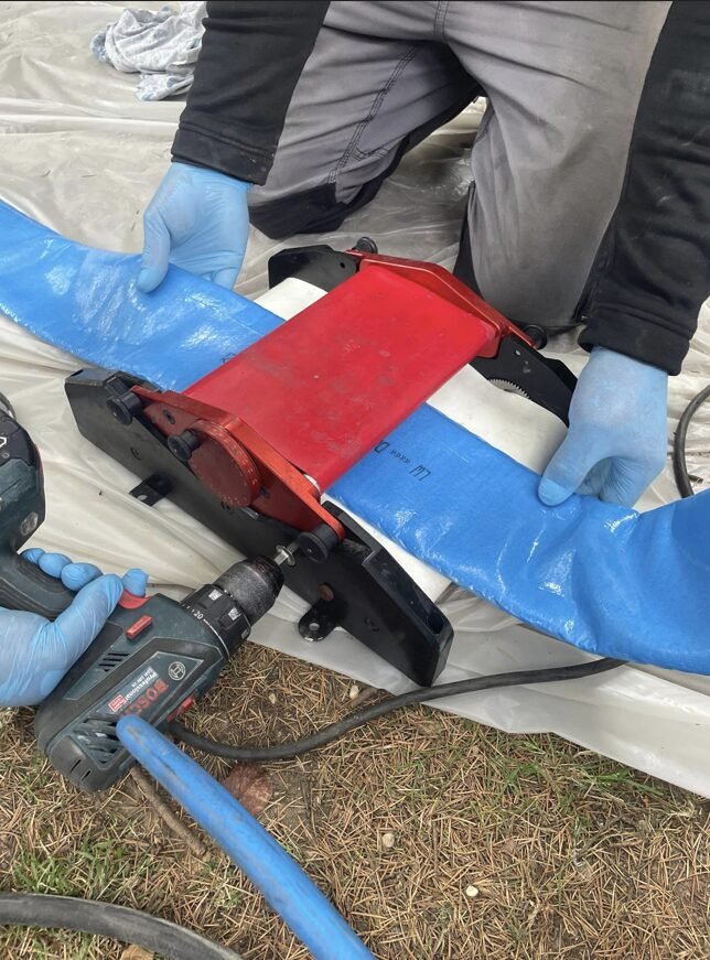 Préparation d’un chemisage de canalisation par un technicien d’assainissement en Essonne