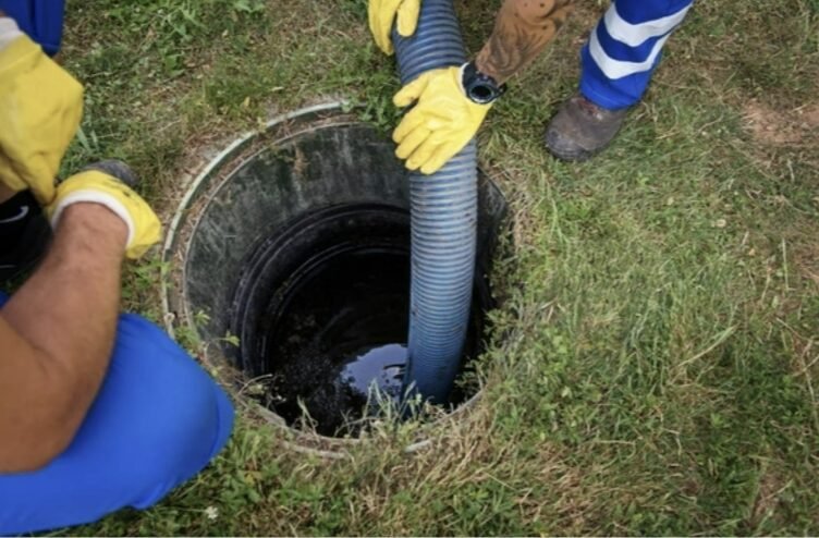 Débouchage de bouche d’égout lors de travaux assainissement 91 par techniciens équipés
