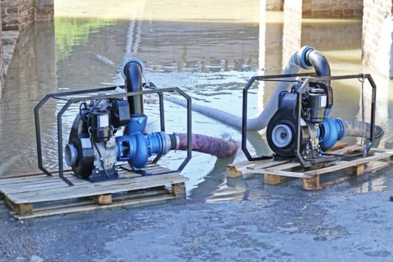 Pompe de relevage installée pour l’évacuation des eaux usées dans un réseau d’assainissement en Essonne (91)