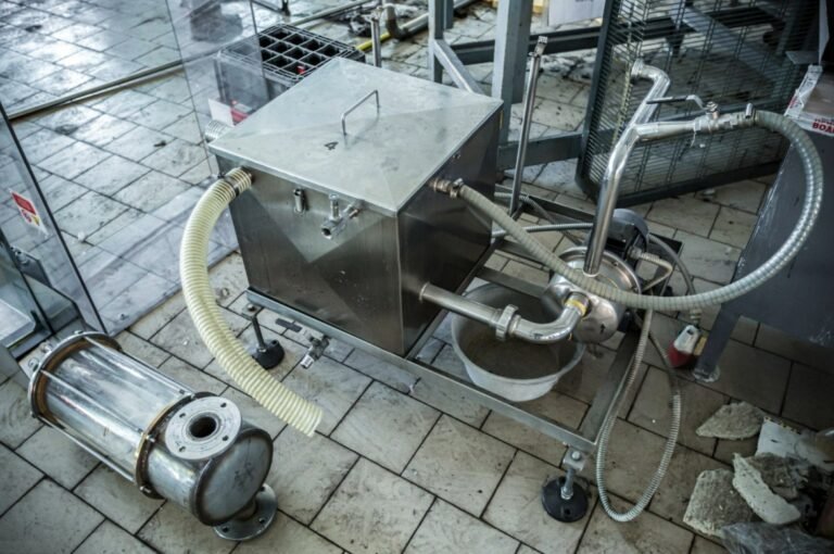 Vidange bac à graisses 91 installé dans un local technique pour le traitement des eaux usées en Essonne