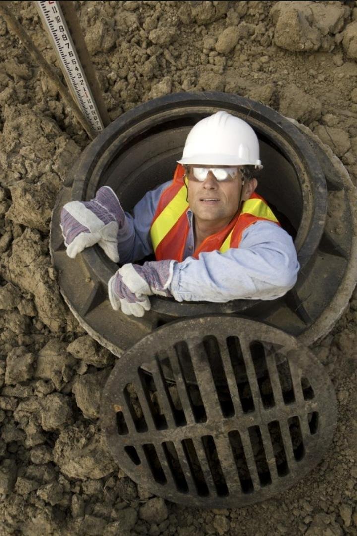 Technicien réalisant l’entretien d’une fosse eaux usées – Essonne (91)