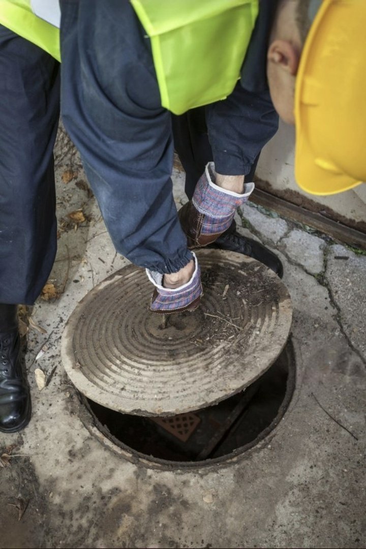 Technicien effectuant un pompage fosse septique Essonne (91)