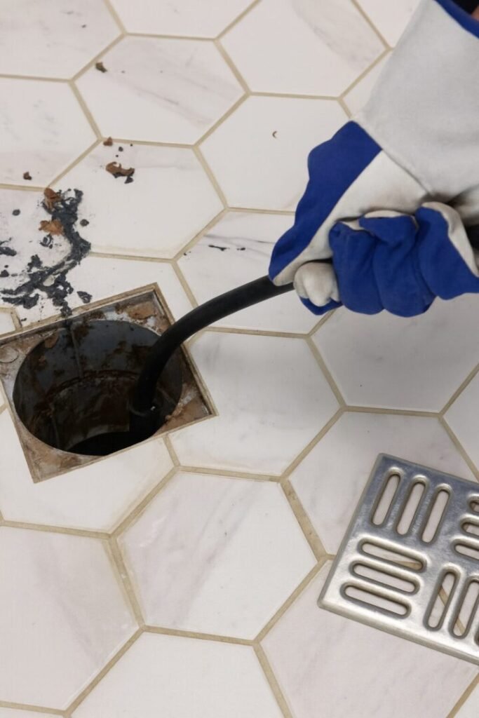 Siphon de sol bouché à déboucher dans une cuisine – Intervention débouchage canalisation Essonne (91)